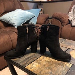 Black heeled shirt boot